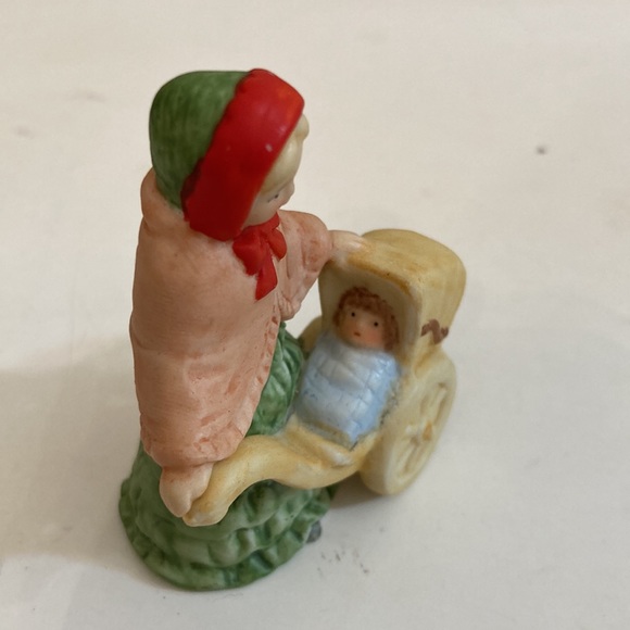 Vintage 1986 Lefton Colonial village ceramic figure Mrs Eberhard and baby - Picture 4 of 10